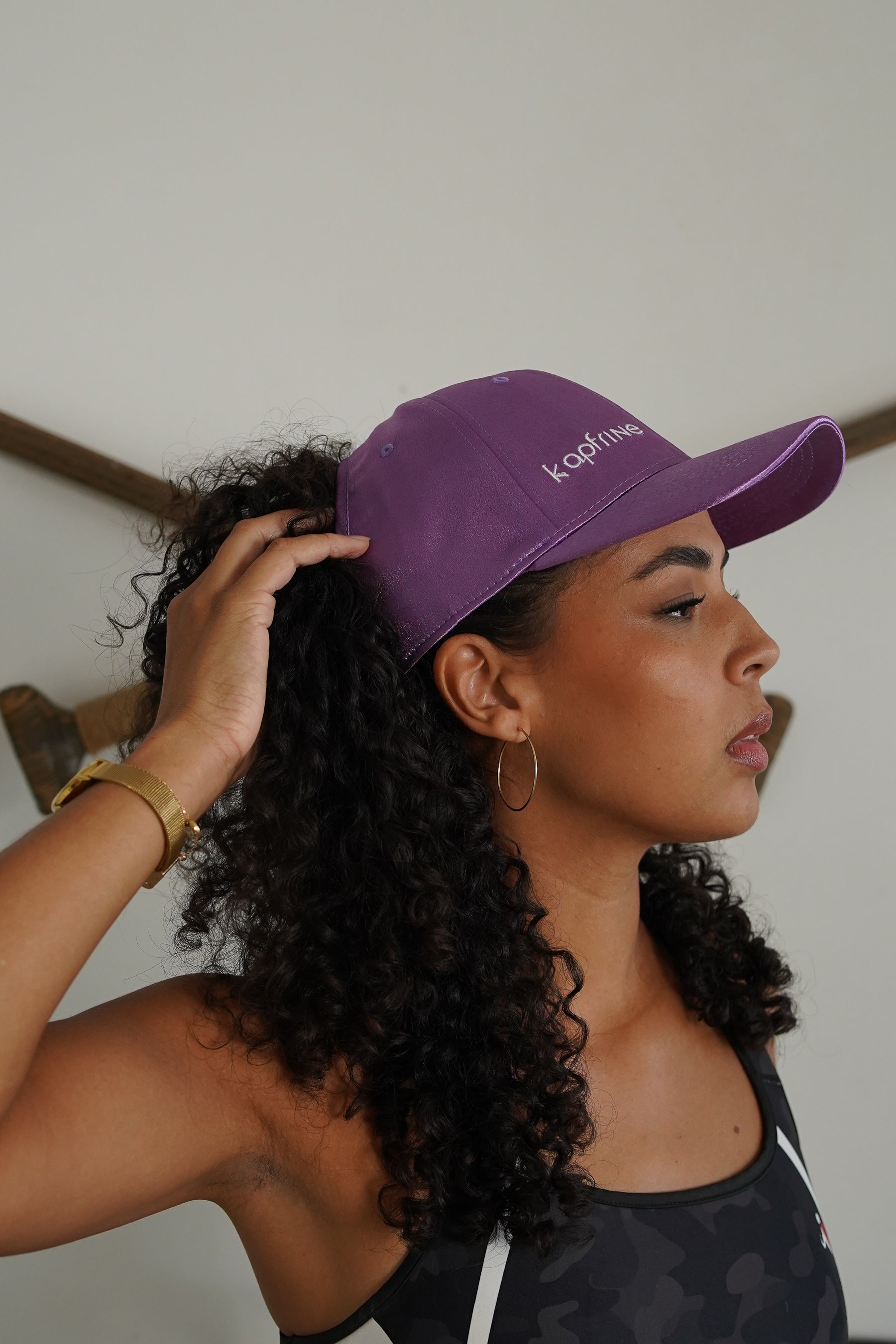 VIOLET Curly cap satiné