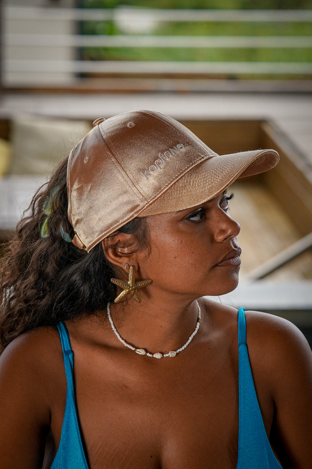 DORÉ curly cap satiné